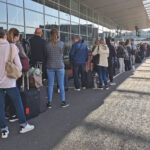 Schiphol komt met regeling voor consumenten die door lange wachtrijen vlucht hebben gemist