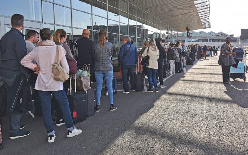 Schiphol komt met regeling voor consumenten die door lange wachtrijen vlucht hebben gemist