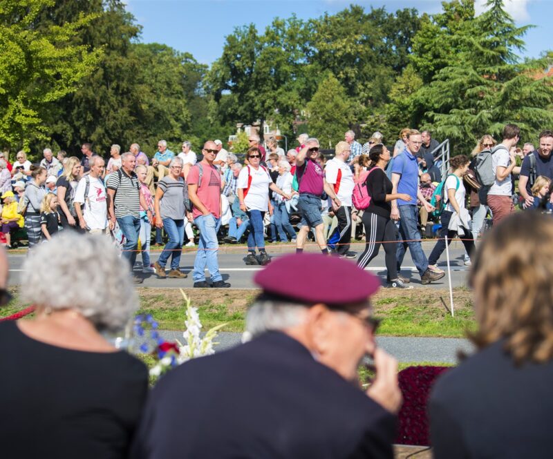 Slag om Arnhem herdacht met kransleggingen, droppings, muziek en optochten