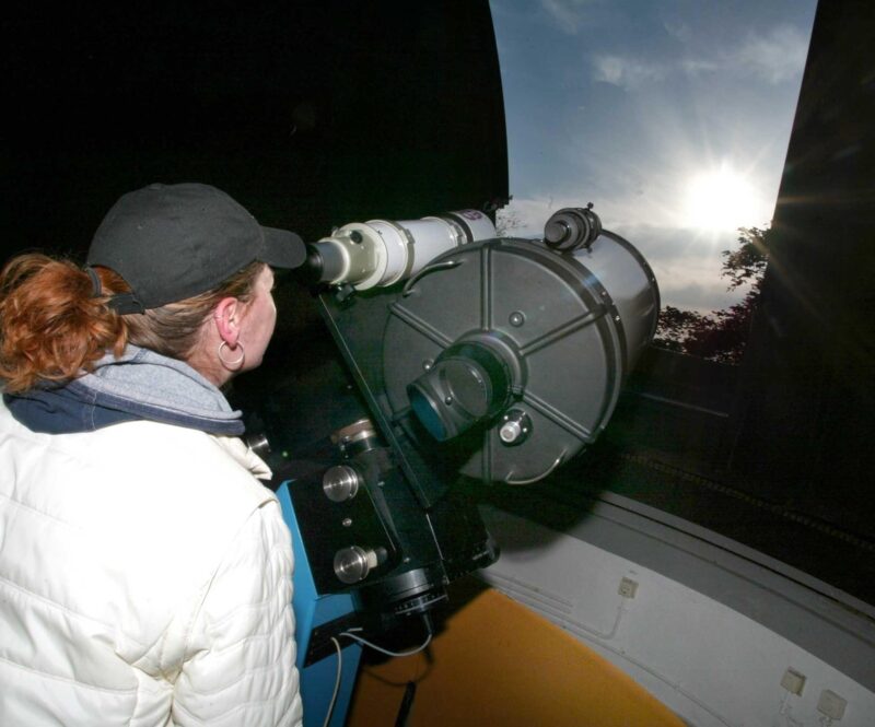 Bij deze sterrenwachten kun je de zonsverduistering beleven (en zijn ook leuk als het bewolkt is)