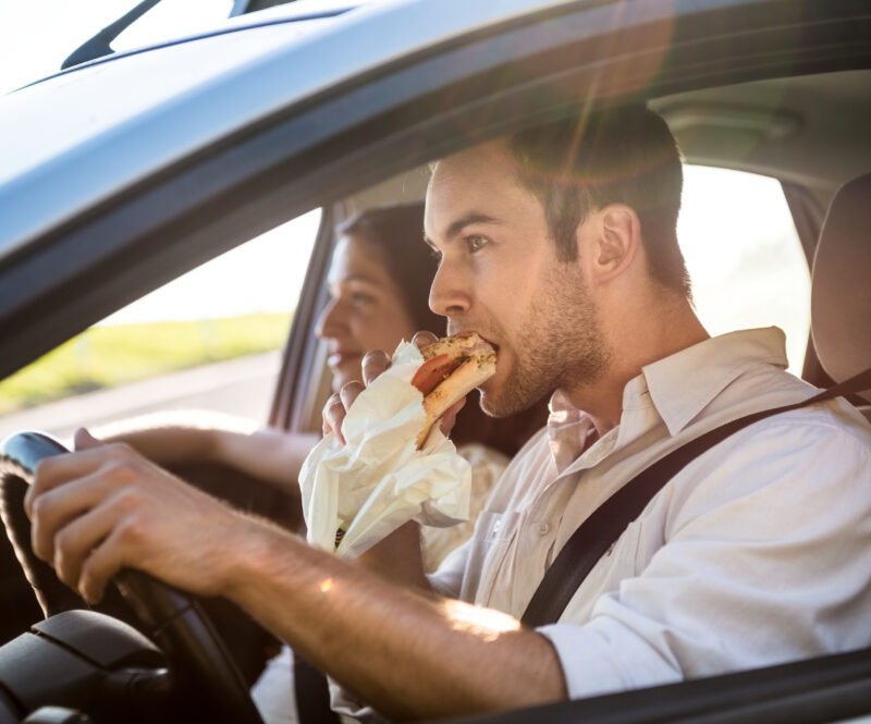 Eten in de auto, wat mag er eigenlijk? Regels en tips