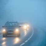 Autorijden met mist: welke lampen zet ik aan en wanneer?