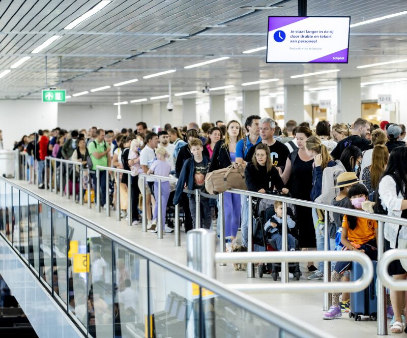 Schiphol komt belofte niet na: mogelijk toch een reizigersbeperking in de zomer