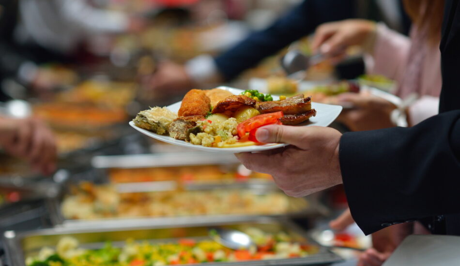 overvol-bord-buffet-shutterstock