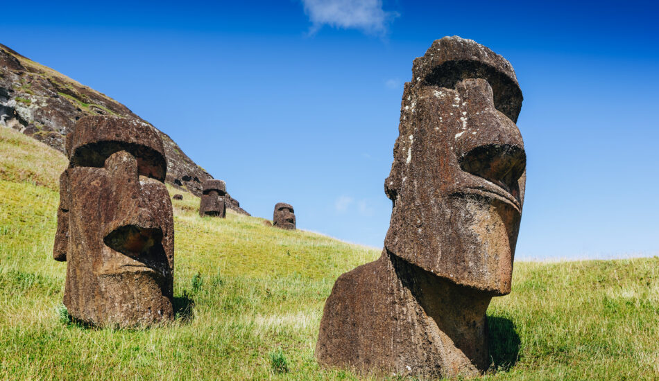 Verschillende moai's op een heuvel