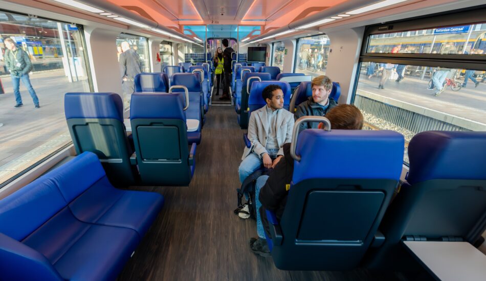 Een paar mensen testen de nieuwe Intercity.