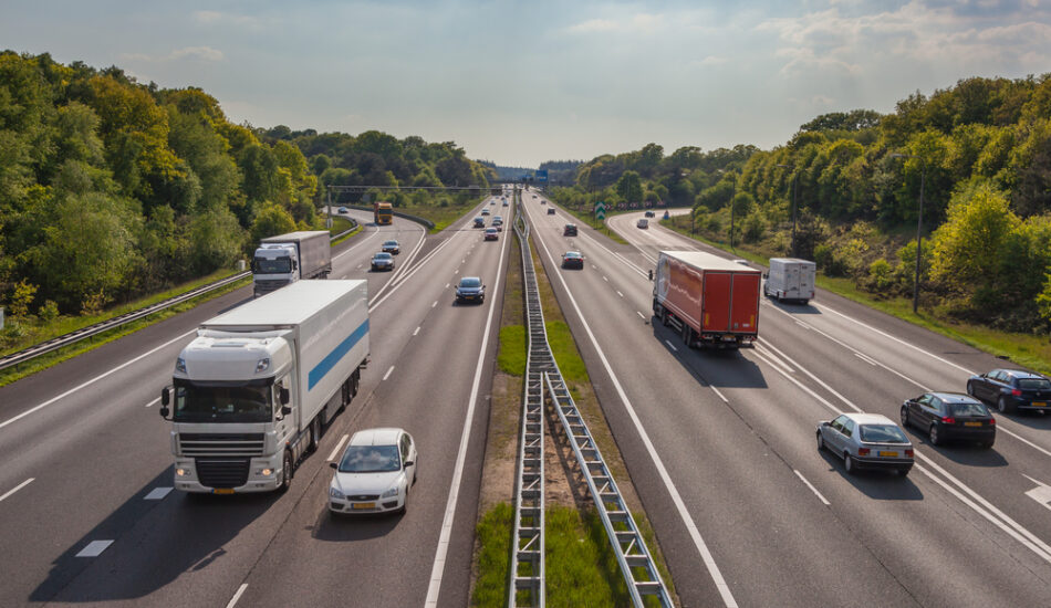 Auto's rijden op de snelweg, nog geen file.