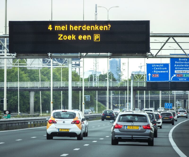 Reis je tijdens de Nationale Herdenking in het verkeer? Zo houd je veilig 2 minuten stilte