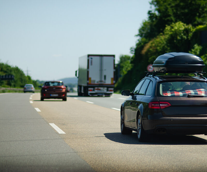 Een dakkoffer of skibox op de auto? Dit zijn de voor- en nadelen