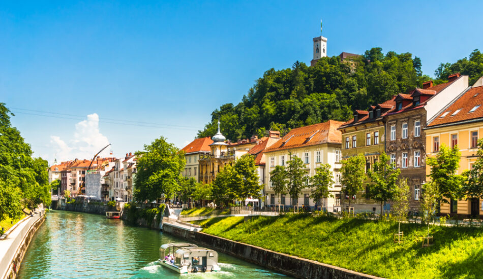 De rivier door Ljubljana, de hoofdstad van Slovenië.