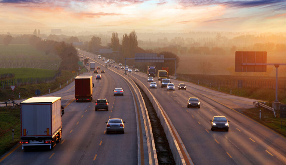 De auto's rijden op de snelweg de maximumsnelheid.