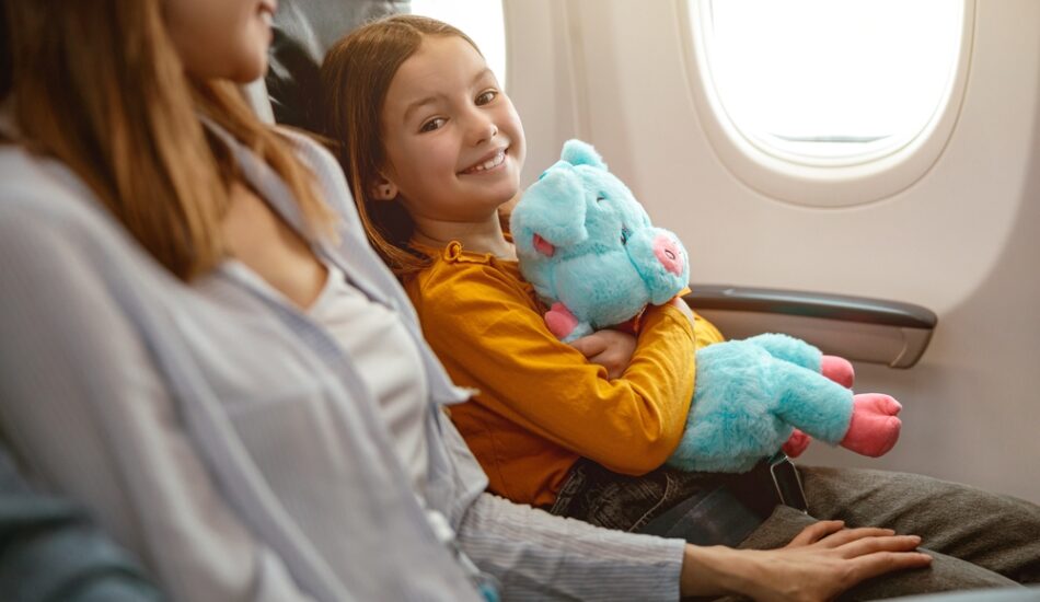 Een vrouw is op vakantie met toestemming om haar kind mee te nemen.