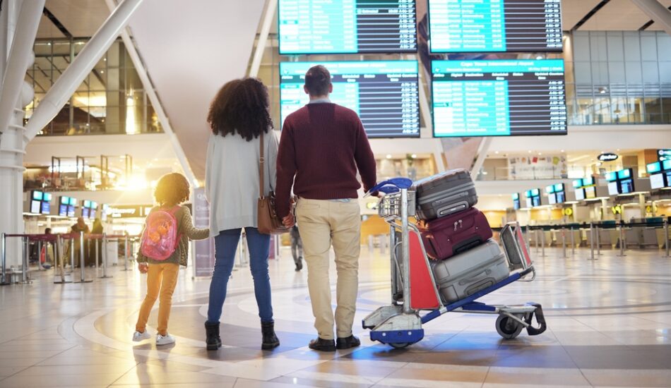 Gezin is klaar voor vertrek om een luchthaven zoals Schiphol.