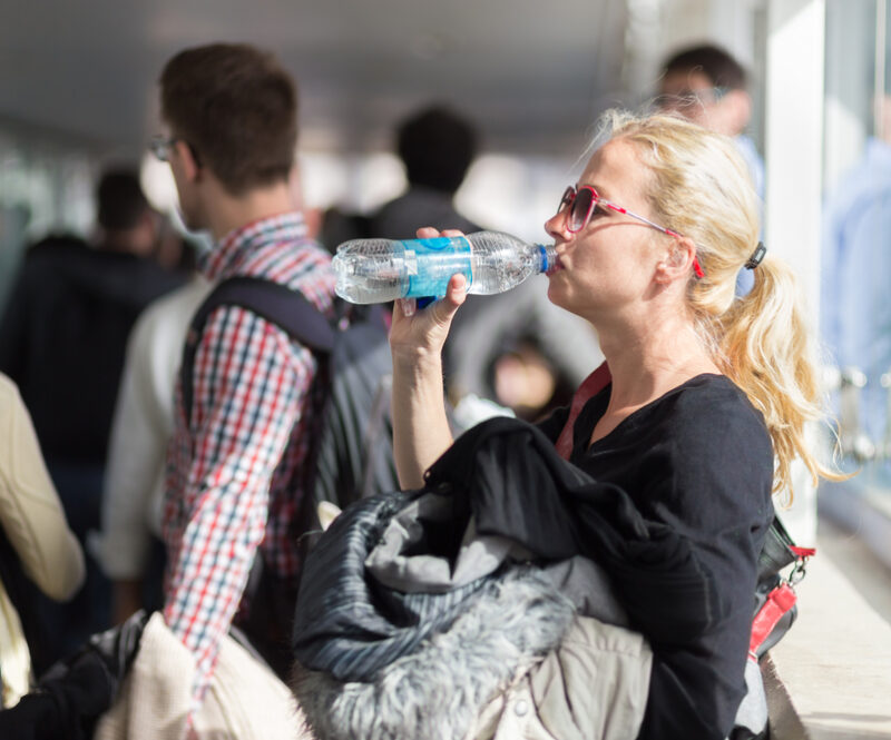 Voortaan gratis watertappunt op Schiphol, hier vul je je flesje water