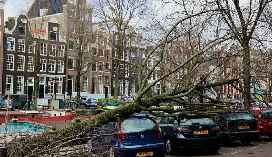 De weg op tijdens een storm