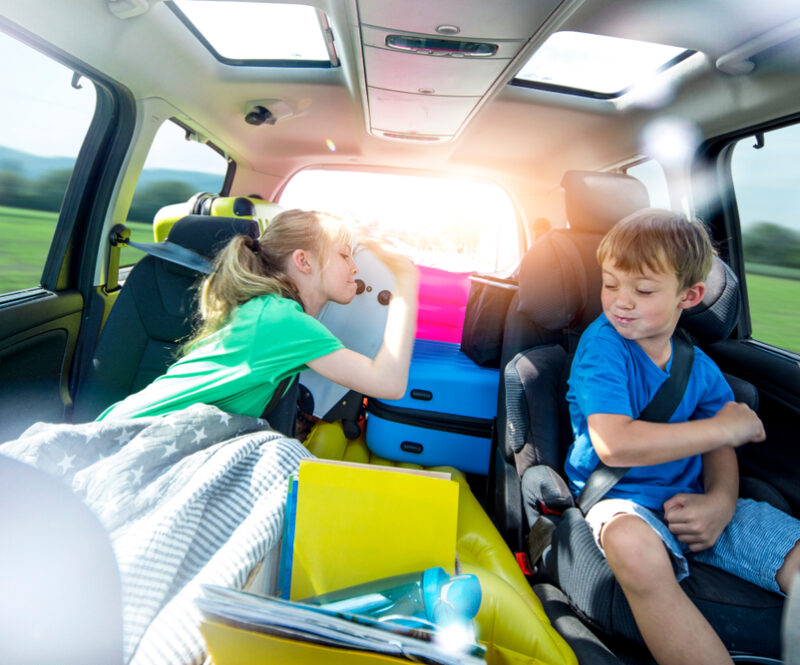 Komende weekenden zijn dé zwarte zaterdagen: zo ben je voorbereid en houd je het leuk in de auto