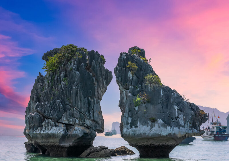 De iconische rotsen van Ha Long Bay in Vietnam met instorten bedreigd