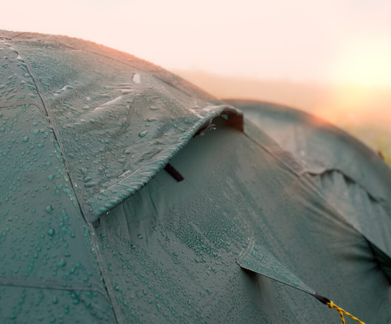 Tent opruimen in de regen? Zo neem je hem mee en laat je hem drogen