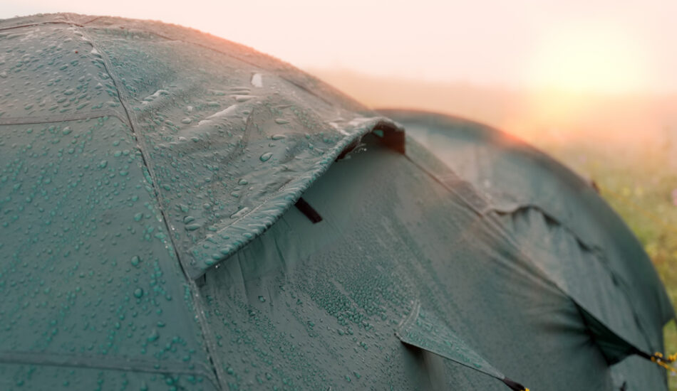 Een tent is aan het drogen in de zon.