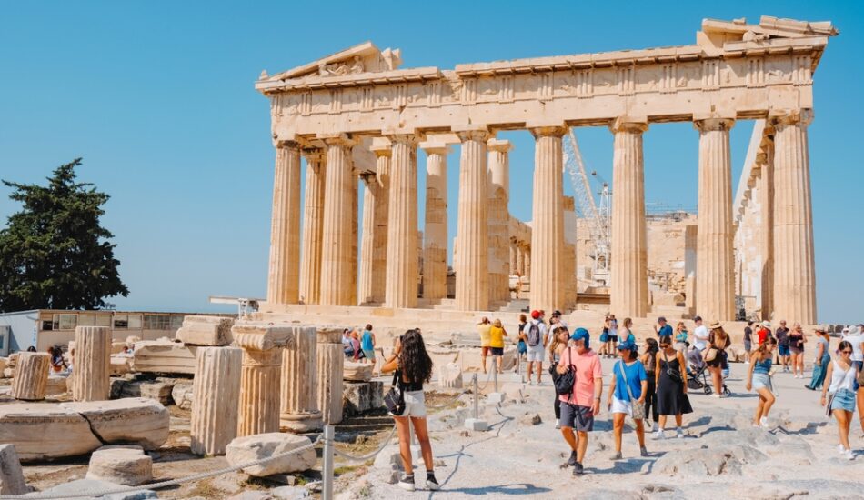 Toeristen bezoeken de Akropolis.