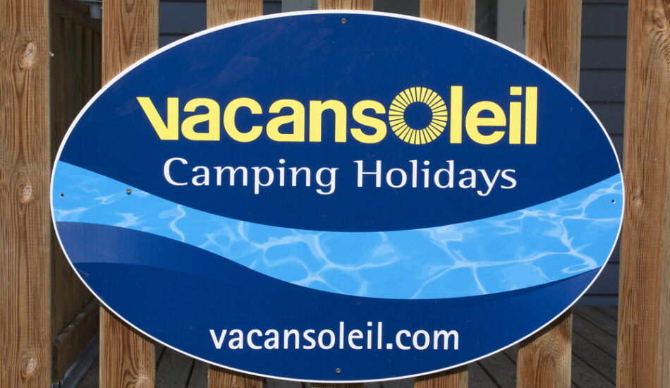 Een campingbord van reisorganisatie Vacansoleil.