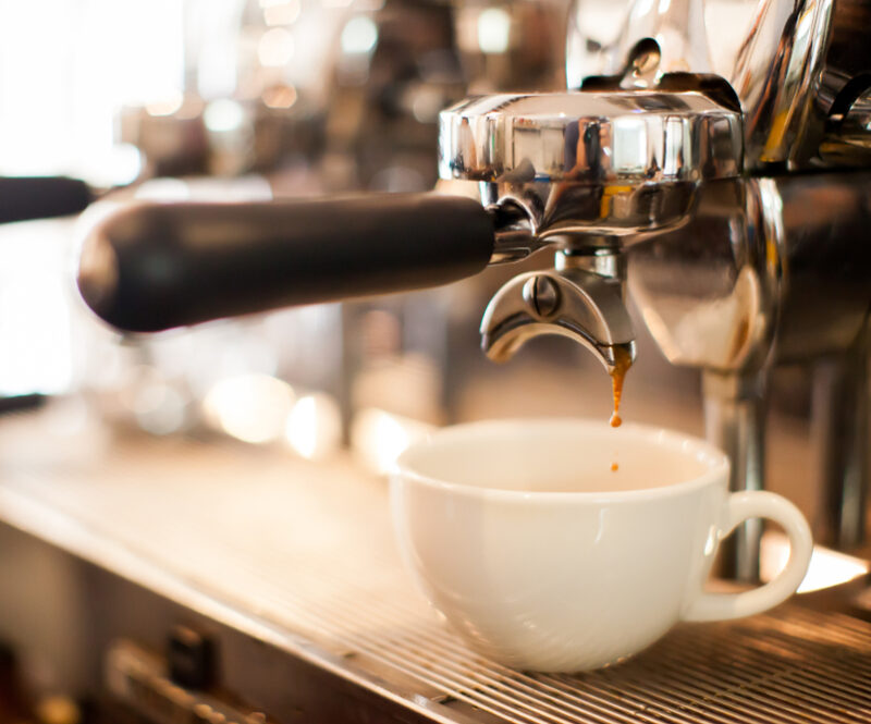 Betaalbare kop koffie? Dan kun je het best in deze steden halen