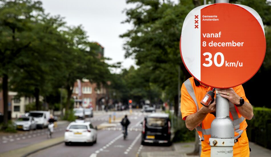 Borden met de tekst: 30 kilometer per uur in Amsterdam.