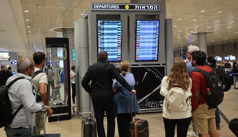 Reizigers die een vlucht van of naar Israël hebben geboekt.