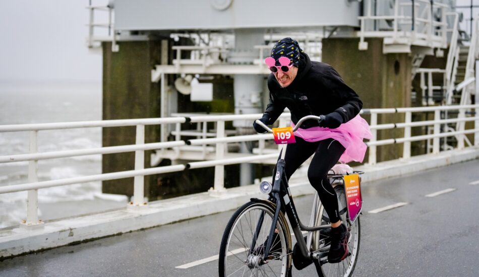 Een deelnemer tijdens het NK Tegenwindfietsen.