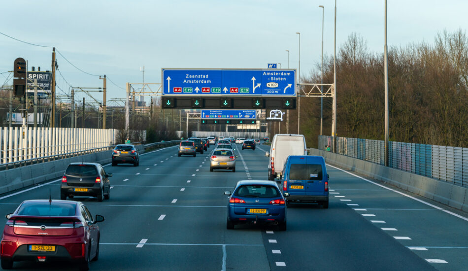 Een auto is aan het invoegen op de snelweg.