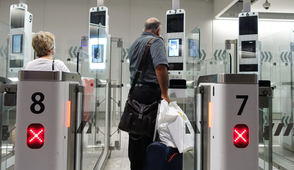 Een man gaat door de eGates op Heathrow Airport in London.