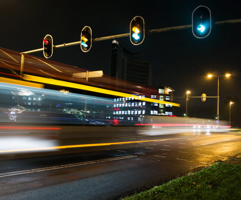 Remmen of doorrijden: wanneer mag je door het oranje stoplicht rijden?