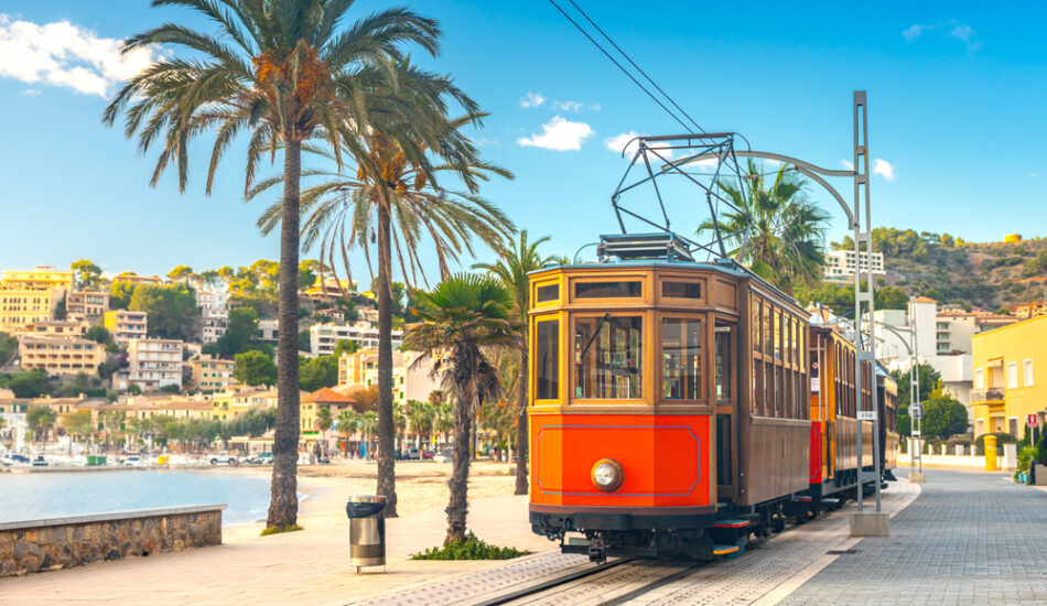 Een tram op Mallorca (Spanje), een van de populaire vakantiebestemmingen in 2024.