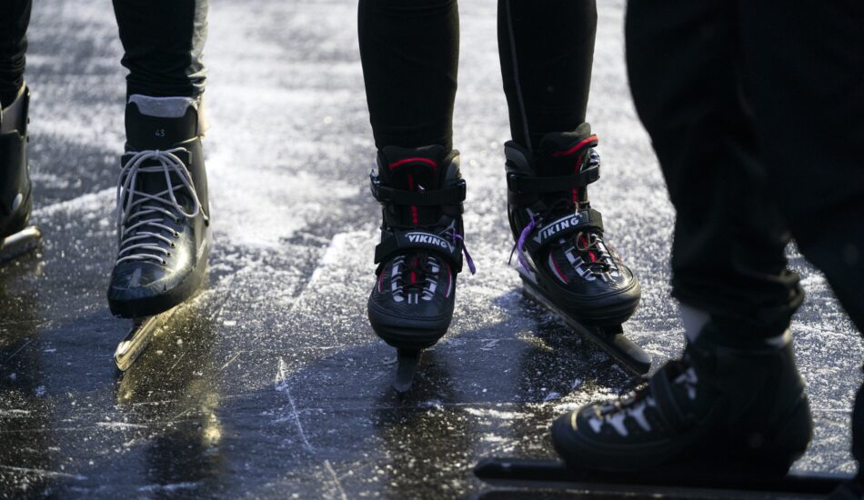 De eerste schaatsers op het natuurijs in Doorn.