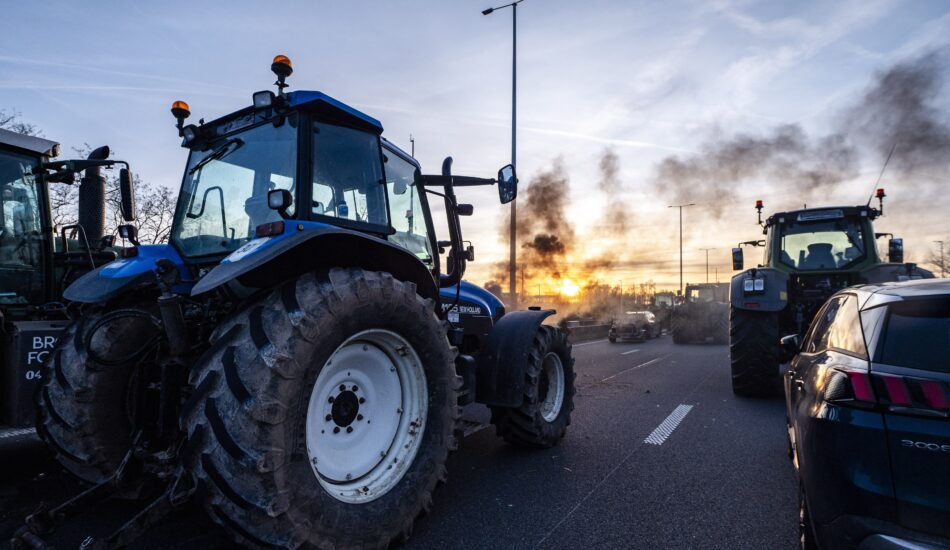 Afbeelding met protesterende boeren tijdens de boerenprotesten in België.