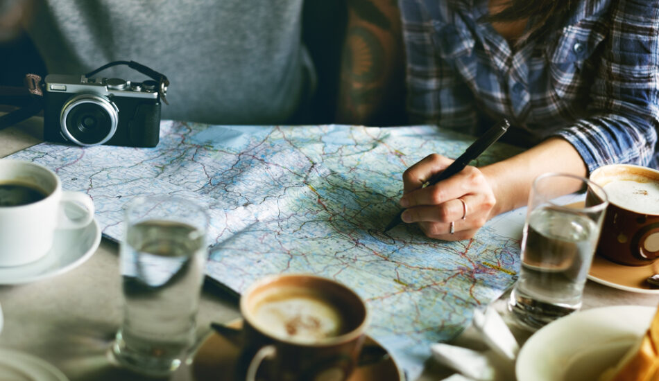 Mensen zoeken samen naar een vakantiebestemming voor de zomer.