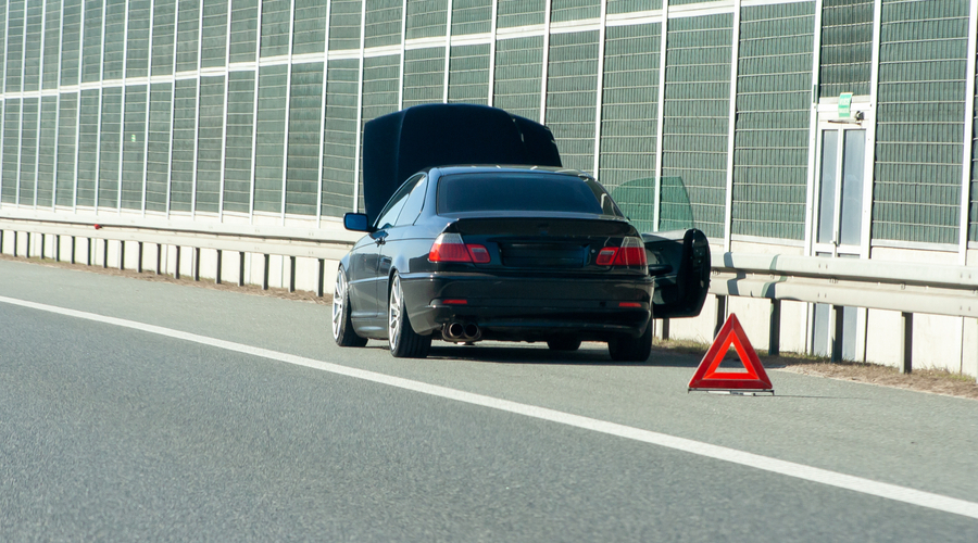 Auto op de vluchtstrook