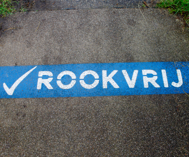 ‘Rookvrije’ pretparken vaak niet helemaal rookvrij: dit is het echte rookbeleid van verschillende populaire parken