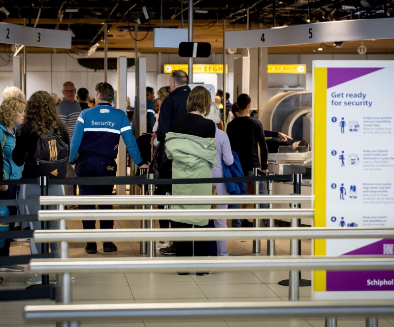 Op Schiphol sneller door de security dankzij nieuwe scanners en paspoort zelfscan (en dit is wat je zelf kunt doen)