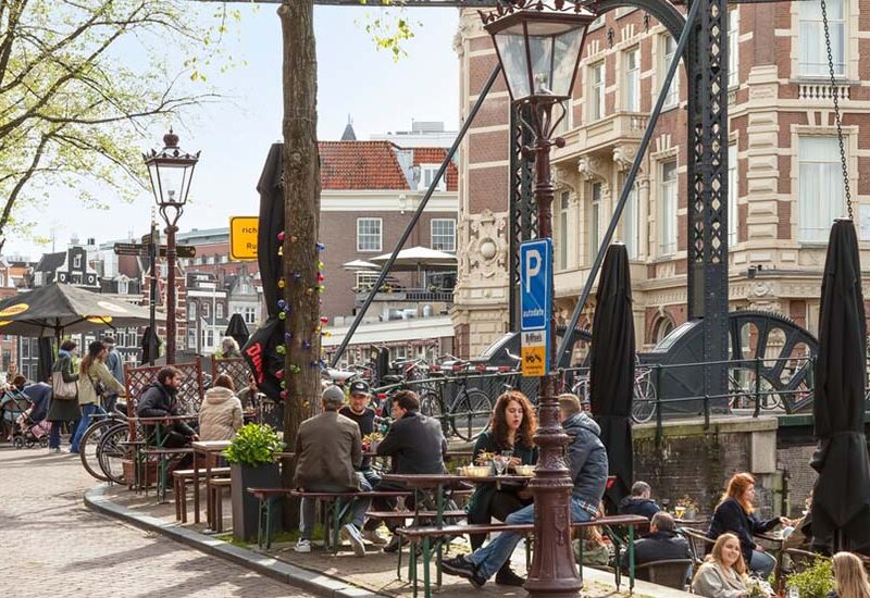 Terrasbezoek in Amsterdam dreigt nog duurder te worden door terrasbelasting: hoe zit het precies?