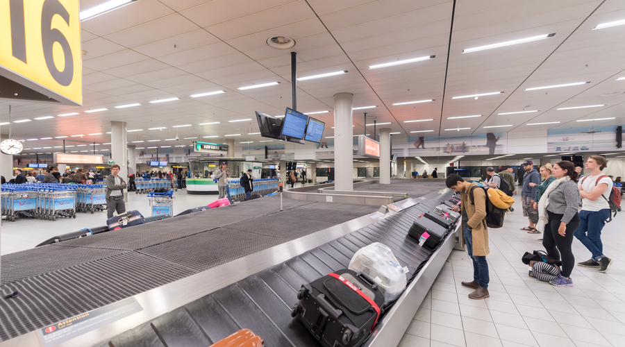 Bagageband op Schiphol. Schiphol heeft een nieuwe functie waardoor je kunt zien hoelang je nog op je bagage moet wachten.