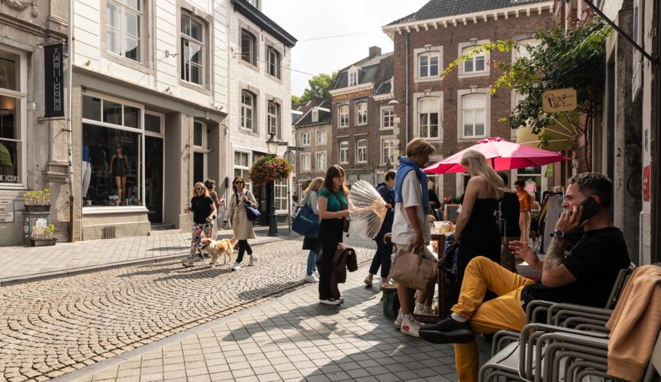 Mensen wandelen rond in Ootmarsum, een dorp uit de top 10.