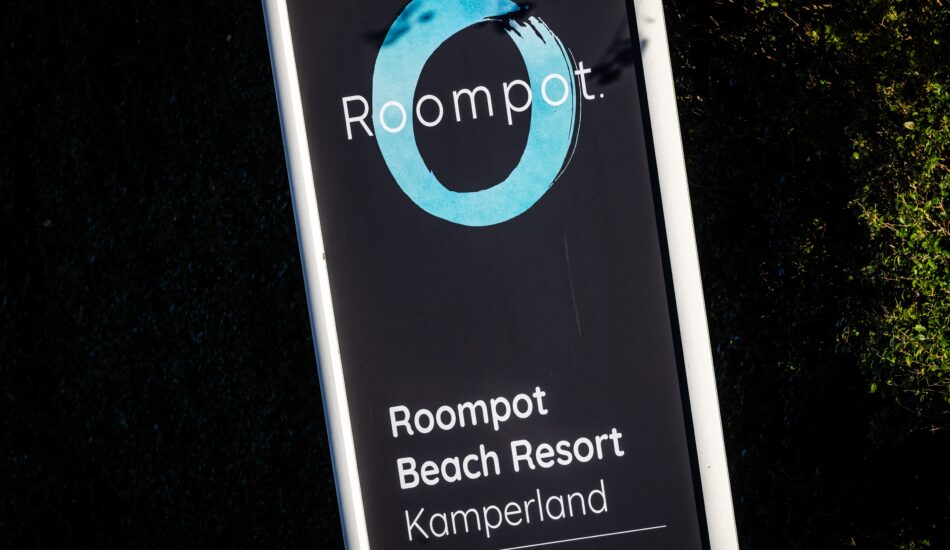 Een bord van een vakantiepark van Roompot.