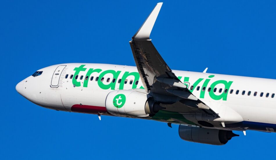 Een Transavia toestel in de lucht.