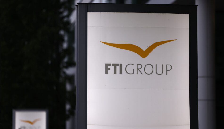Het logo van FTI bij het hoofdkantoor.