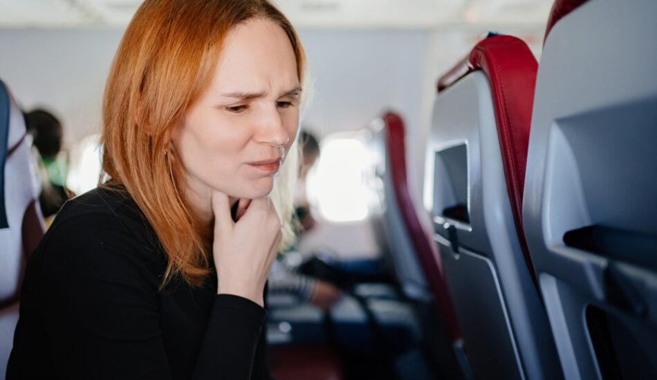 Een passagier in het vliegtuig heeft last van haar keel als gevolg van een allergie.