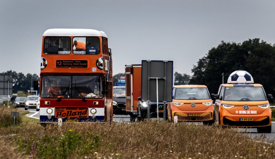 Nederlandse supporters onderweg naar een van de grote evenementen: het EK in Duitsland.