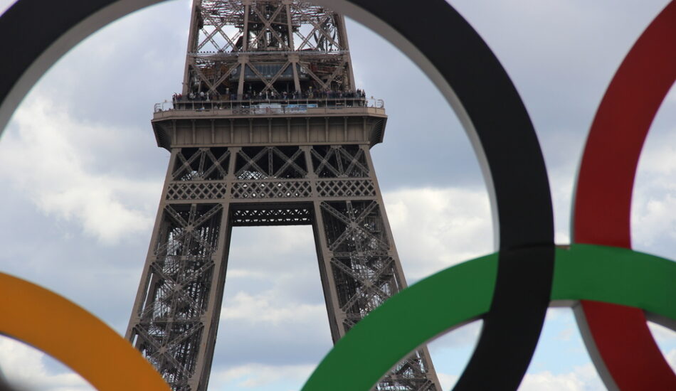 De Olympische ringen naast de Eiffeltoren in Parijs.