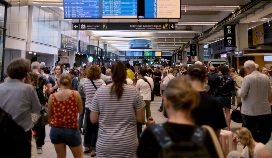 Passagiers wachten op het station in Parijs tot de treinen weer rijden.