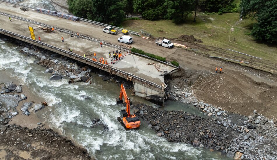 Bouwvakkers die bezig zijn met het repareren van de A13 in Zwitserland.